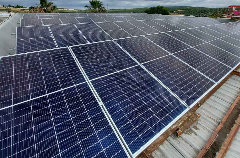 instalacion paneles solares estacion servicio enerplus benameji